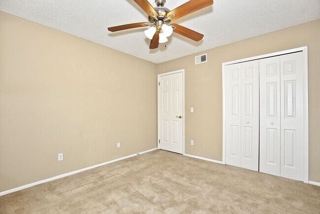 Building Photo - Beautiful 2/2 Condo with Full Lawn Care Included Located in Hawthorne Village – Orlando!
