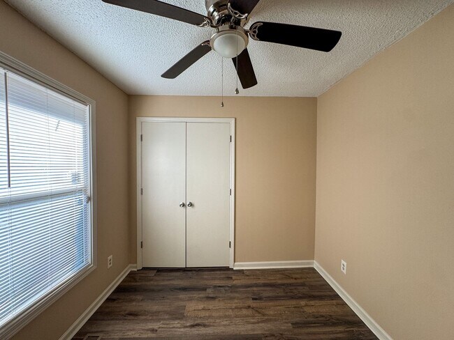 Building Photo - Charming 3 Bed 1.5 bath in College Lakes