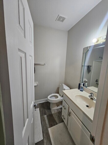 Building Photo - 230 Plaza Gardens Ct