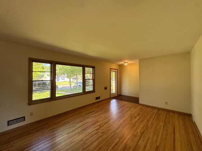 Building Photo - Charming 3-Bed Oasis with Fireplace & Finished Basement in Richfield!