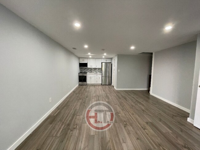 Building Photo - 1529 Dwight Pl