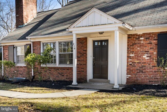 Building Photo - 310 Pine Tree Rd