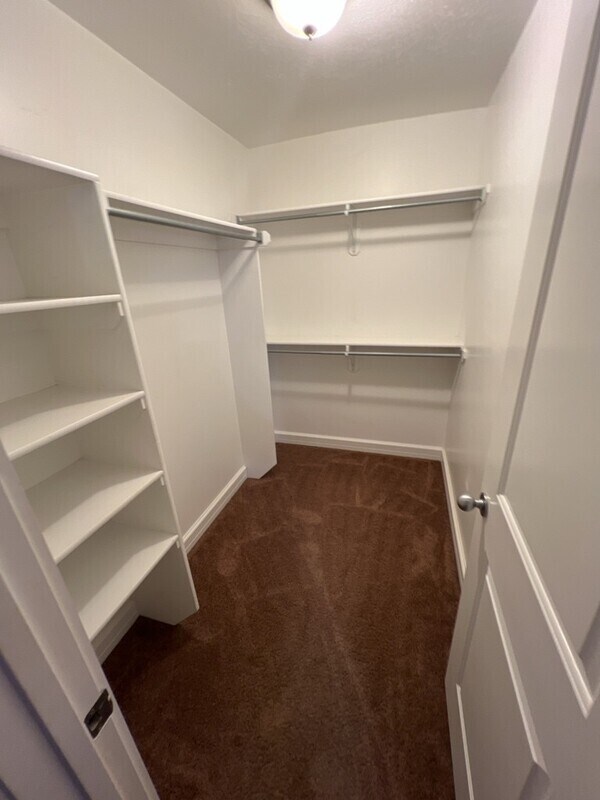 Building Photo - 943 450 E