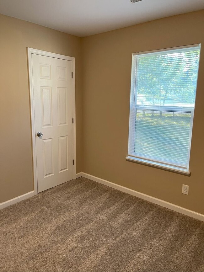 Building Photo - P4 - West Wood (Troy Duplex)