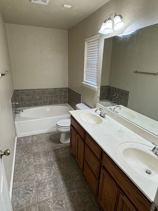 Building Photo - 3 bedroom 2 bath home close to campus