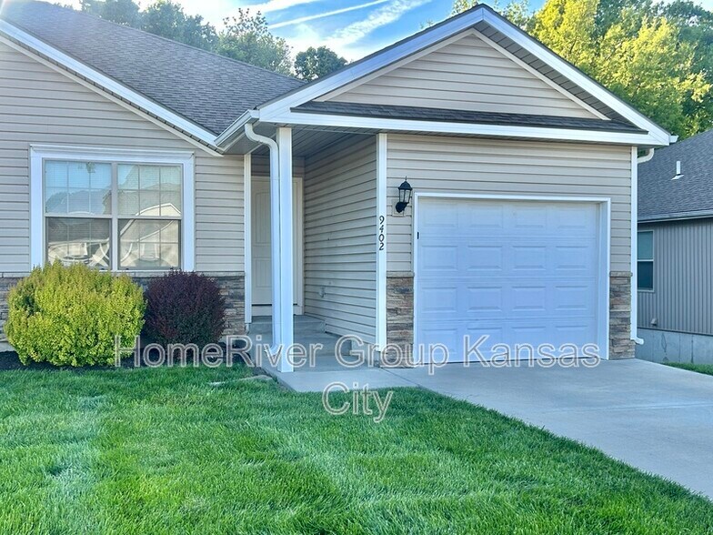 Building Photo - 9402 N Robinhood Ave