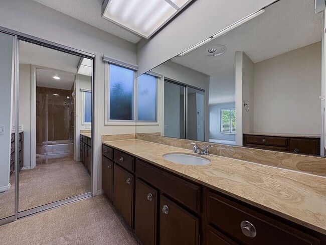 Building Photo - Spacious 2B/2.5BA Townhome w/ Stunning Vie...