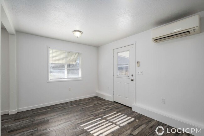 Building Photo - 1238 Oak St