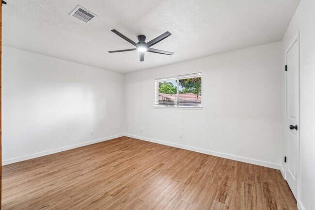 Building Photo - 2801 Coy Dr