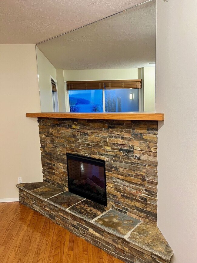 Building Photo - Beautiful Downtown Coeur d' Alene Condo  w/ Amazing Views!