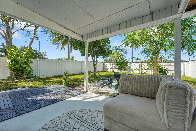 Building Photo - 9056 Green Meadows Way