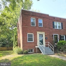 Building Photo - 129 E Linden St