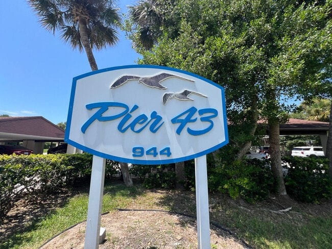 Building Photo - BEAUTIFUL and Renovated Riverfront Furnish...