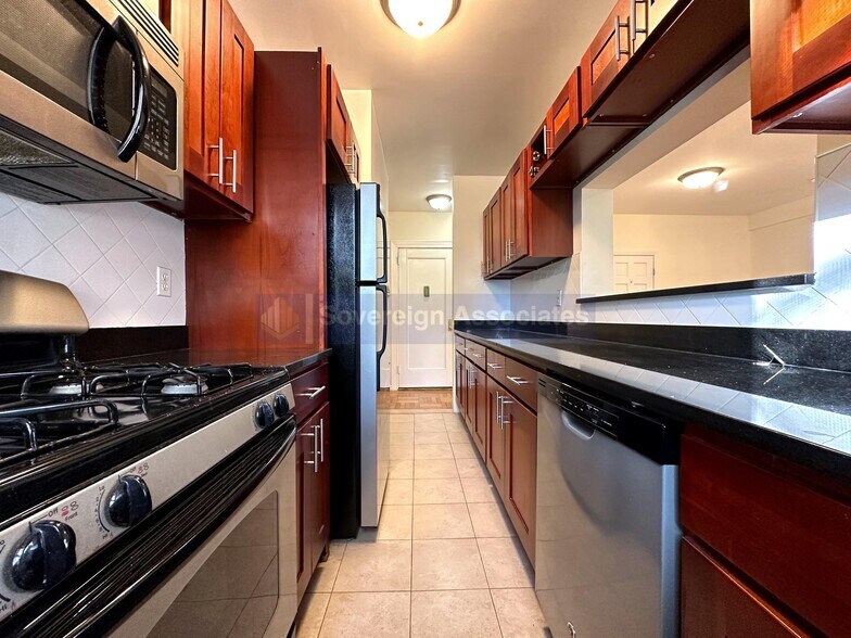 Building Photo - 850 W 176th St