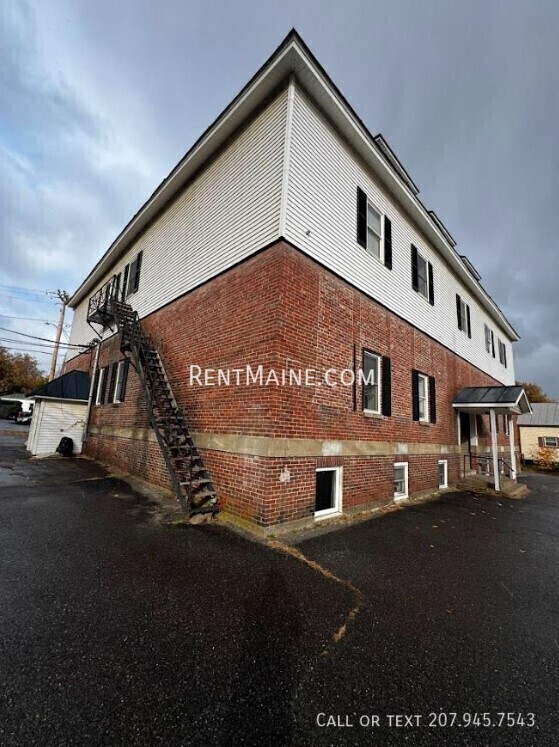 Building Photo - 281 Main St