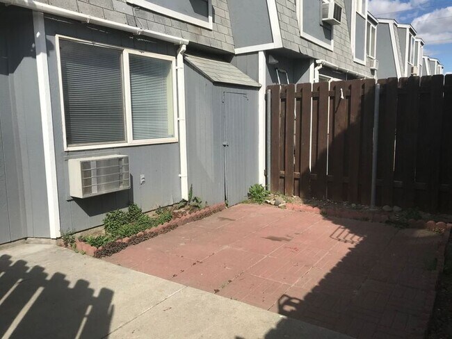 Building Photo - 400 S Morain St