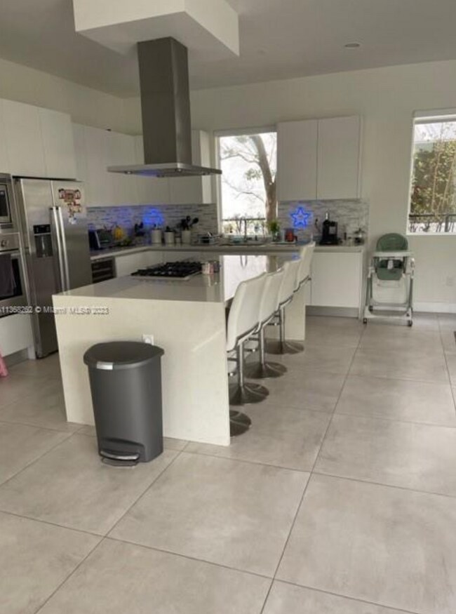 Building Photo - 10045 NW 76th Ter