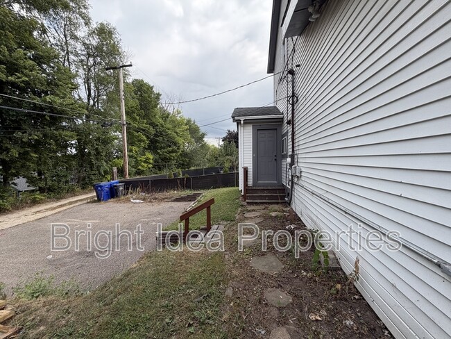 Building Photo - 1097 Suburban Ave E