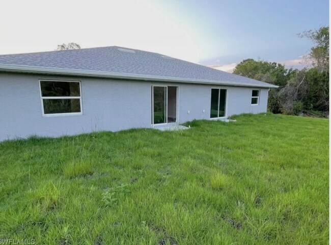 Building Photo - 3/2/1 - GREAT LOCATION IN LEHIGH ACRES- BELL BLVD