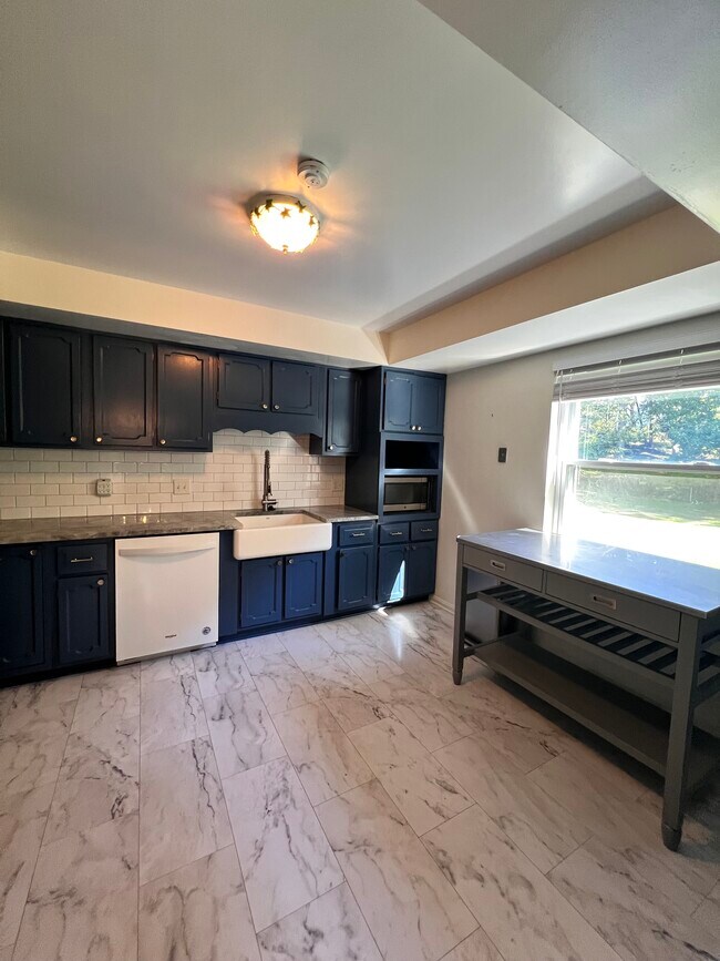 Building Photo - 680 Overland St