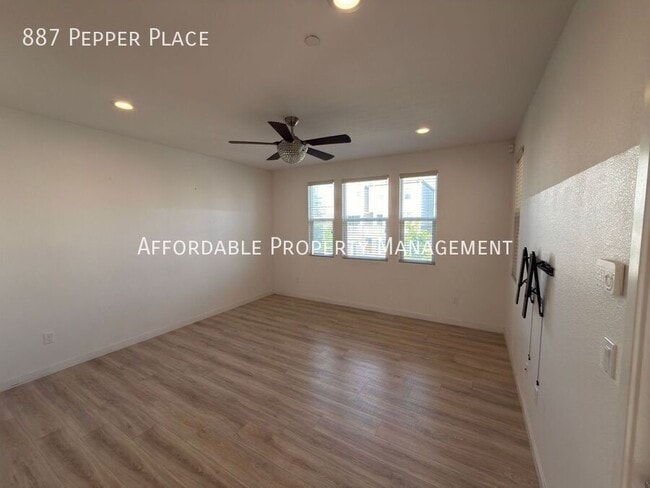 Building Photo - 887 Pepper Pl
