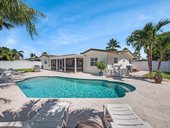 Building Photo - 2250 NE 35th St