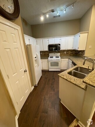 Building Photo - 2420 Creek Crossing Ct