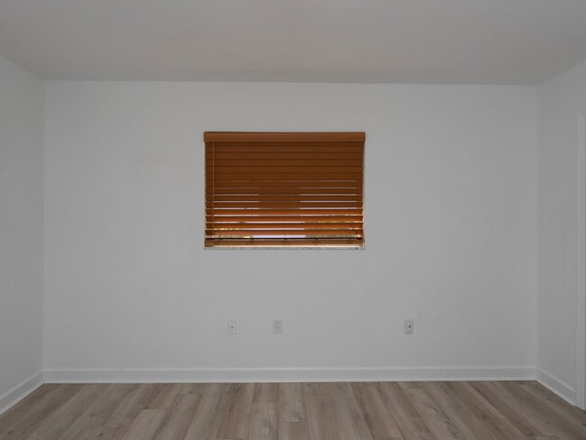 Building Photo - "Spacious 3-Bedroom Pool Home with 2 Baths & 2,075 Sq. Ft. of Comfort in Venice, FL!"