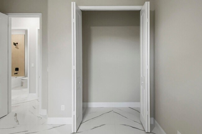 Building Photo - 1143 SW Estaugh Ave