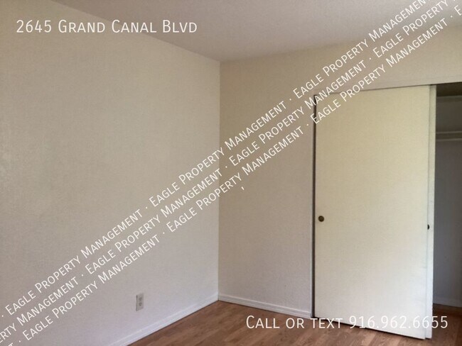 Building Photo - Nicely Updated Duplex