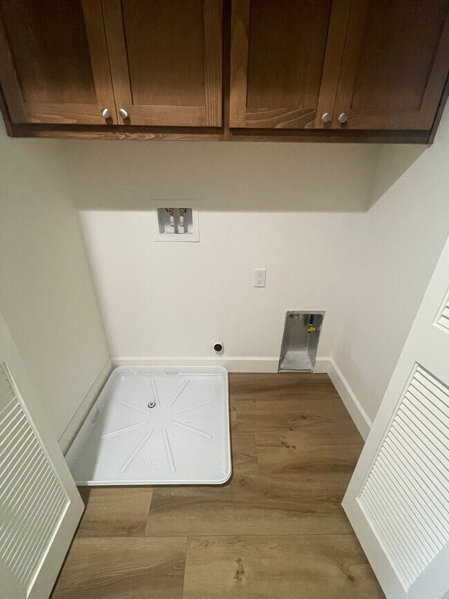 Building Photo - 2 bed, 2.5 bathroom Townhouse