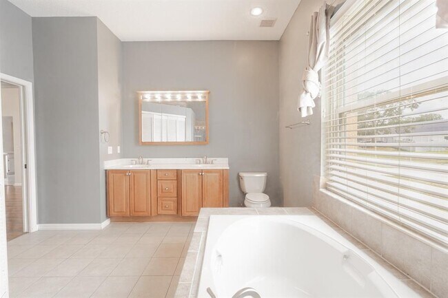 Building Photo - 10435 Crestfield Dr