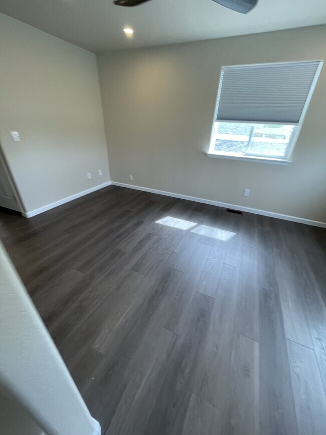 Building Photo - "Charming 3-Bed Duplex with Granite Touch & Finished Basement in Lakewood!"