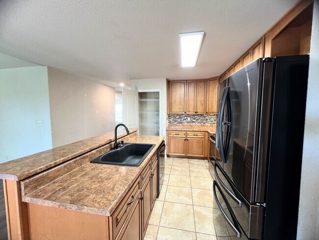 Building Photo - Fenced home close to FLW!