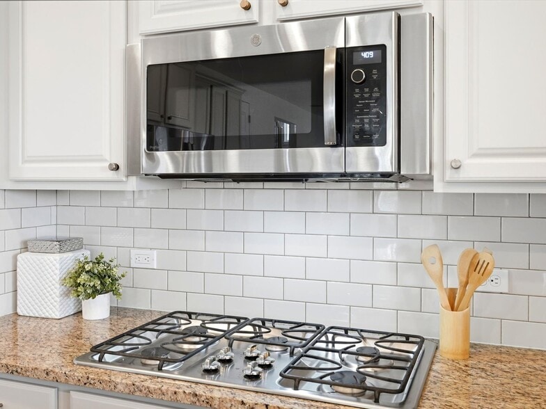 Building Photo - 690 Tiger Lily Way
