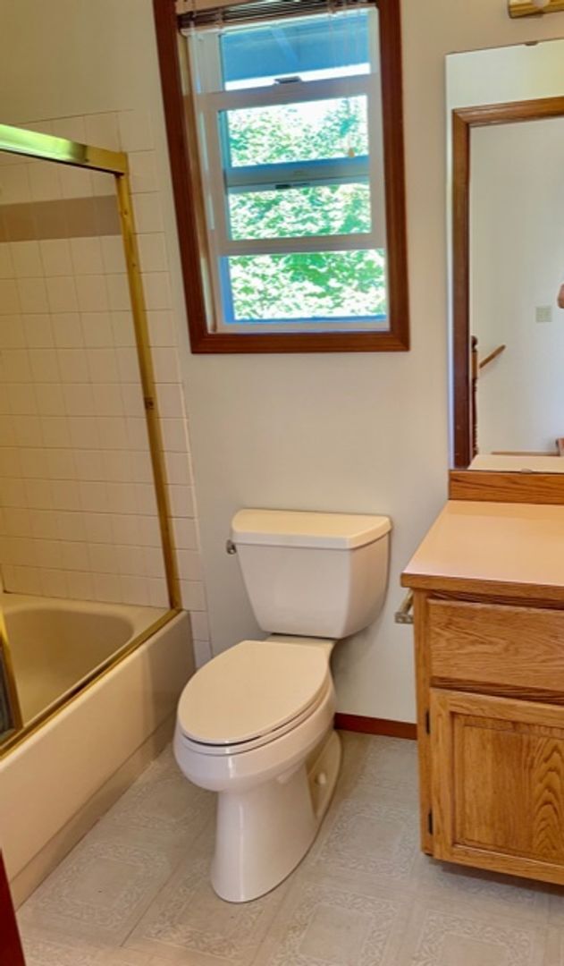 Building Photo - Newly remodeled Sammamish Home