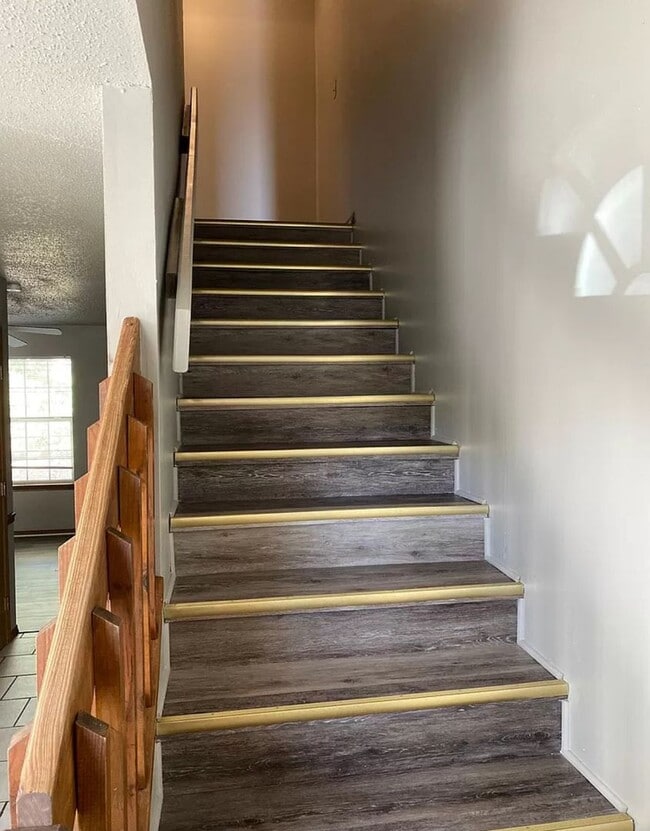Building Photo - 2 Bedroom / 1.5 Bathroom Townhouse w/ Fenc...