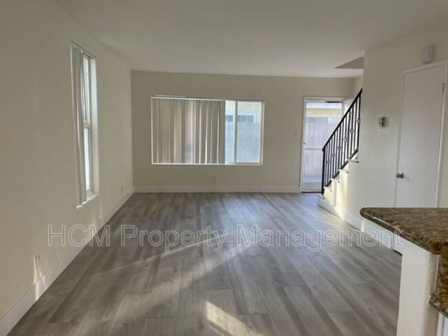 Building Photo - 2835 E 5th St