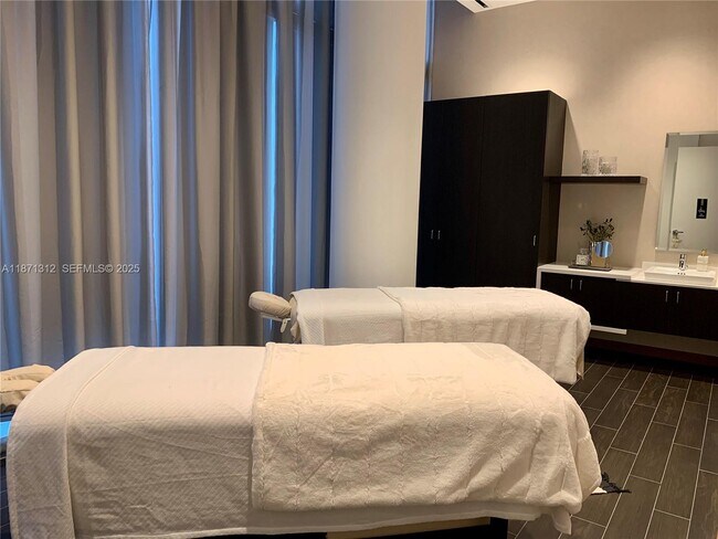 Building Photo - 851 NE 1st Ave