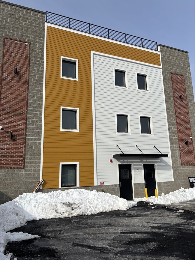 Building Photo - Lake 37