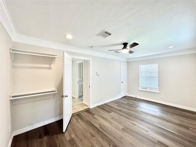 Building Photo - 811 Adele St