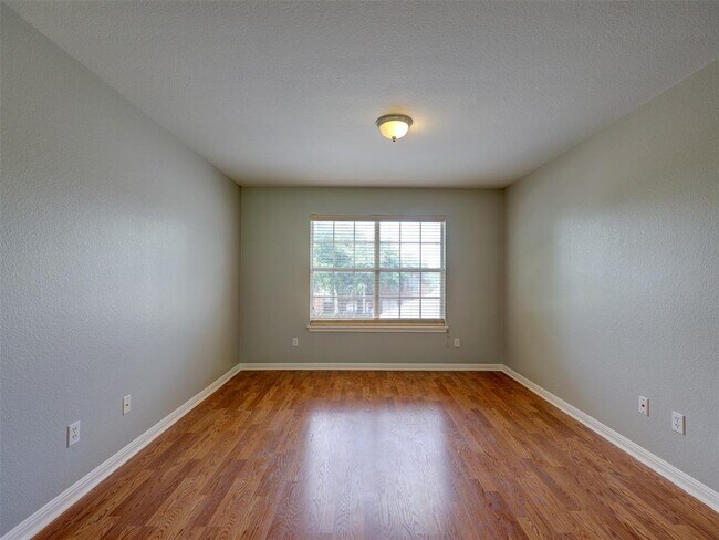 Building Photo - 1554 Homewood Cir