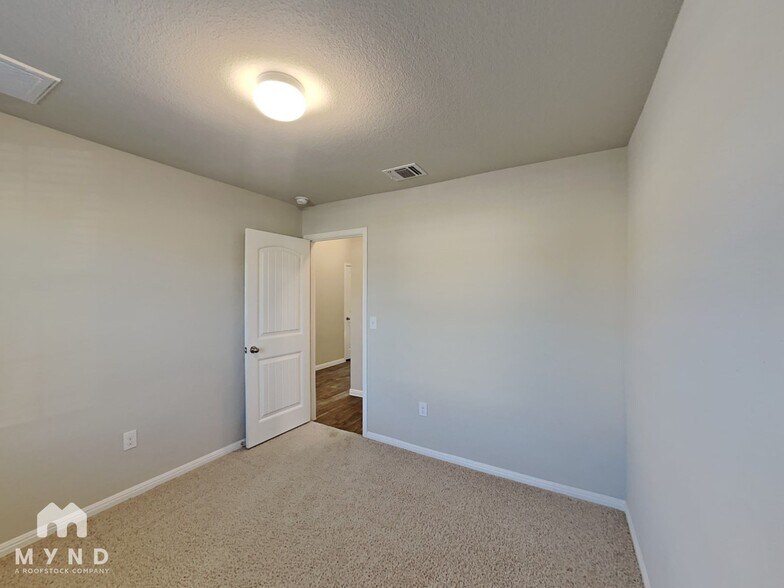 Building Photo - 10808 Seguin St