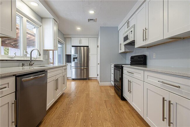 Building Photo - 25 Weeks St