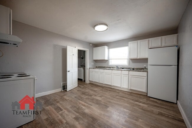 Building Photo - 505 Racine St