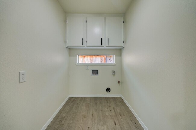 Building Photo - 5519 Sheraton Oaks Dr