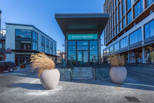 Building Photo - 1 bedroom 1 bathroom Condo in Navy Yard!