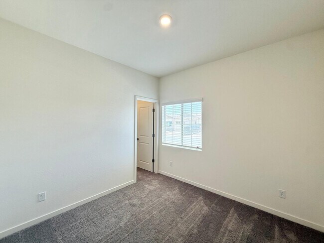 Building Photo - 634 W Red Hawk Ct