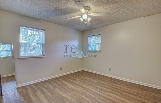 Building Photo - **LEASE PENDING** Great Find In Echo Valle...