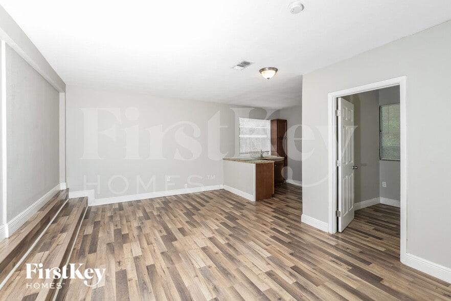 Building Photo - 611 Hewett Dr